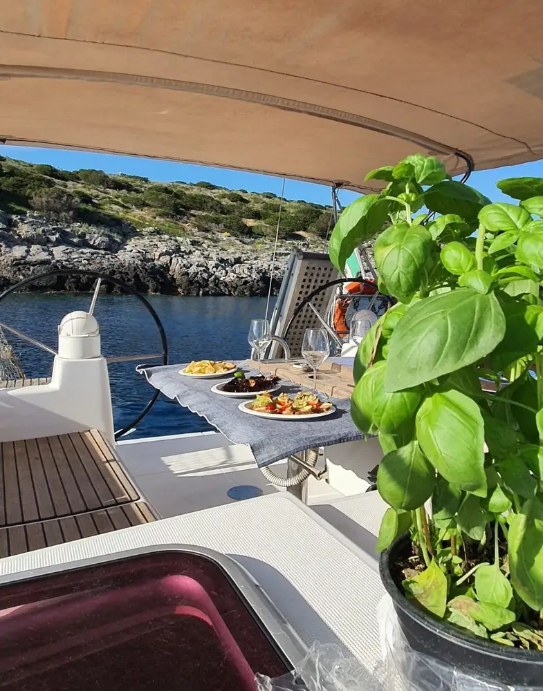 Cockpit con tavolo apparecchiato